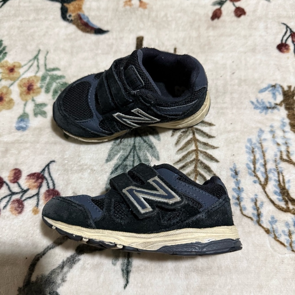 New Balance Kids Black Sneakers size 6